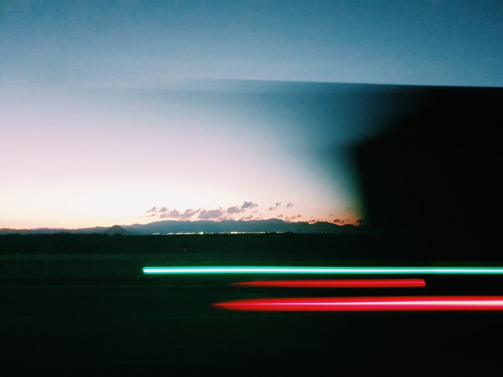 طريق، ليل، وحدة